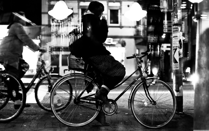 Das Riding A Bike Wallpaper