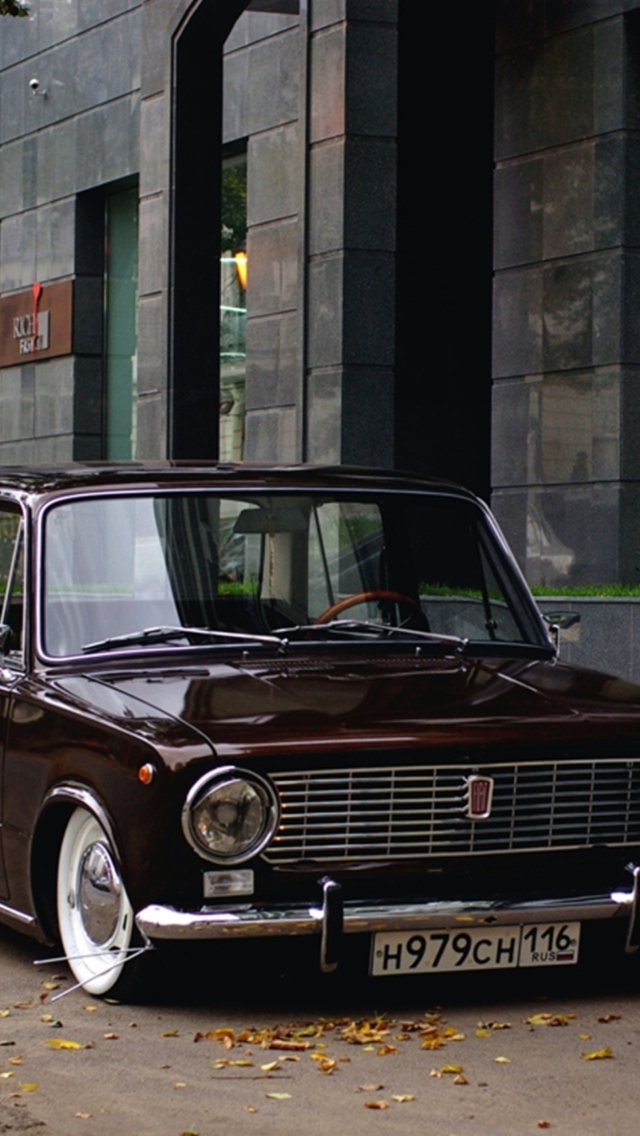 Retro Russian Car wallpaper 640x1136