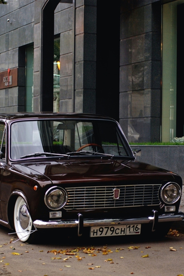 Fondo de pantalla Retro Russian Car 640x960
