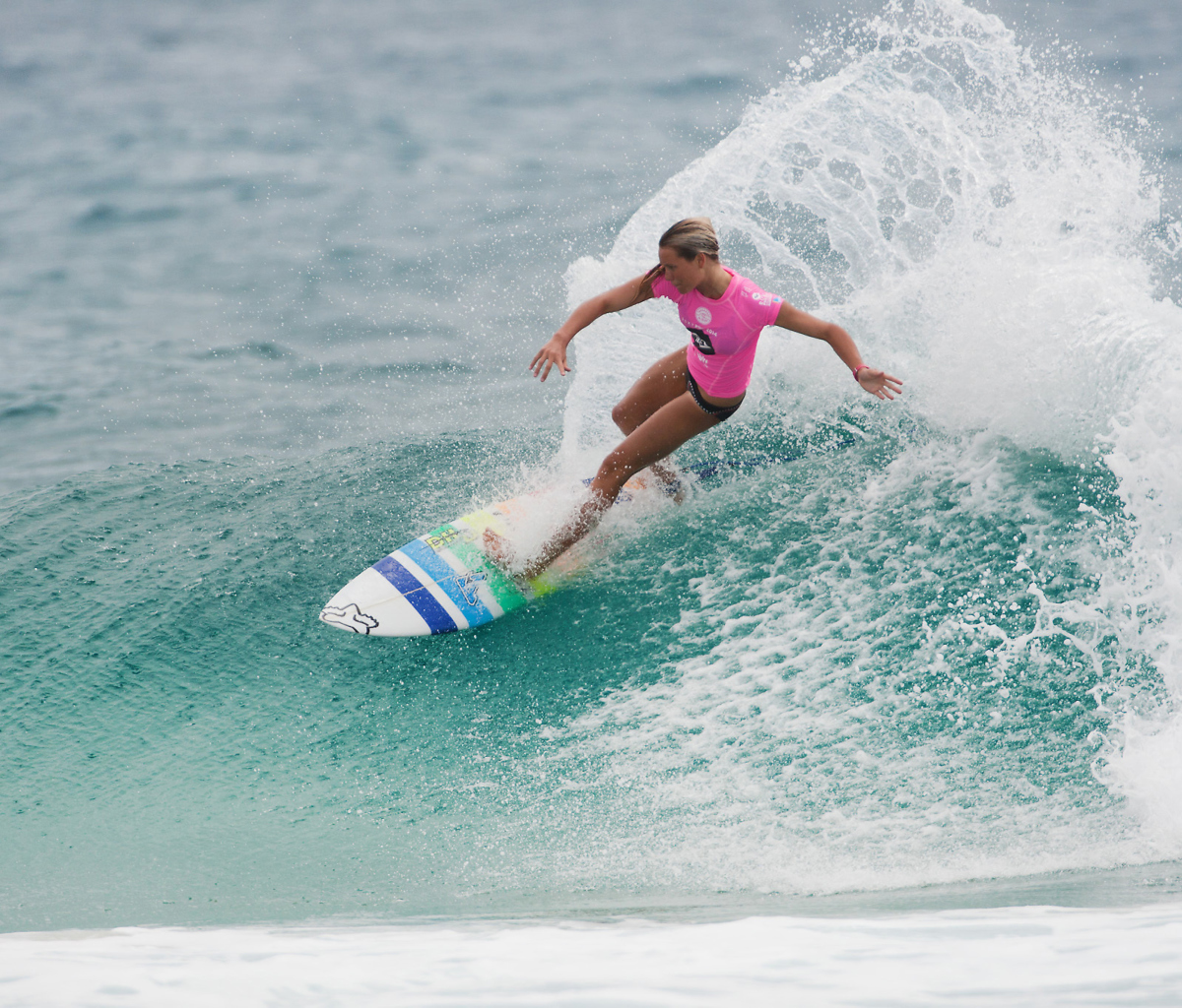 Fondo de pantalla Girl In Pink T-Shirt Surfing 1200x1024