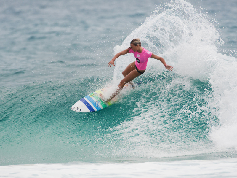 Girl In Pink T-Shirt Surfing screenshot #1 800x600