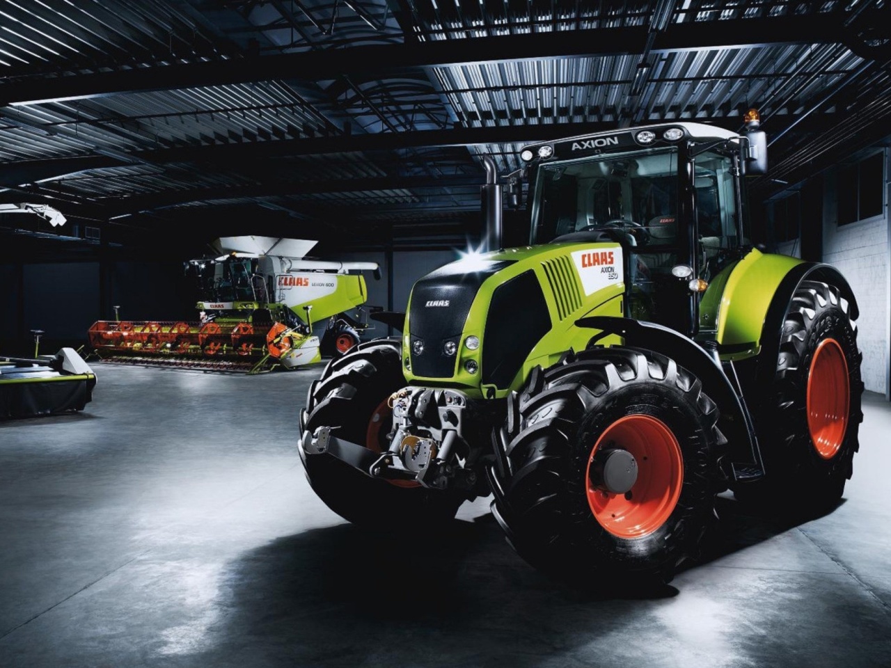 Fondo de pantalla Tractors in garage 1280x960