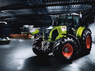 Das Tractors in garage Wallpaper 320x240