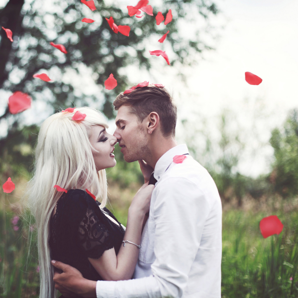 Das Kiss And Red Rose Petals Wallpaper 1024x1024