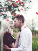 Sfondi Kiss And Red Rose Petals 132x176