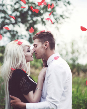 Sfondi Kiss And Red Rose Petals 176x220