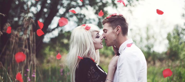 Sfondi Kiss And Red Rose Petals 720x320