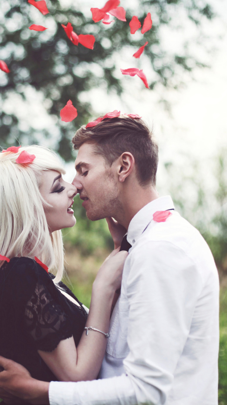 Sfondi Kiss And Red Rose Petals 750x1334
