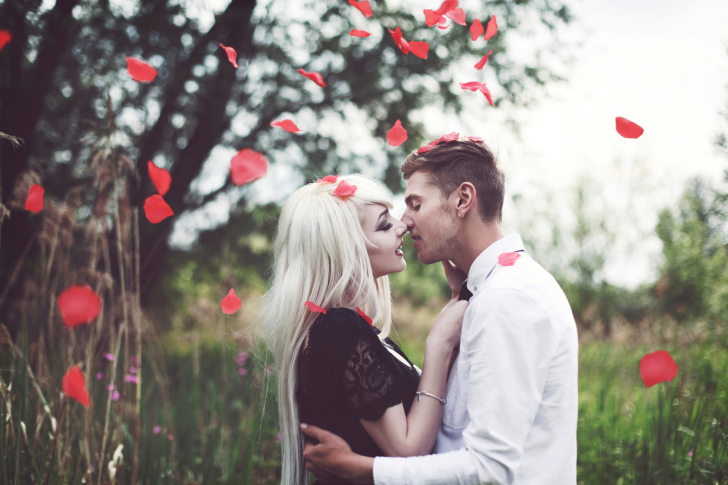 Sfondi Kiss And Red Rose Petals