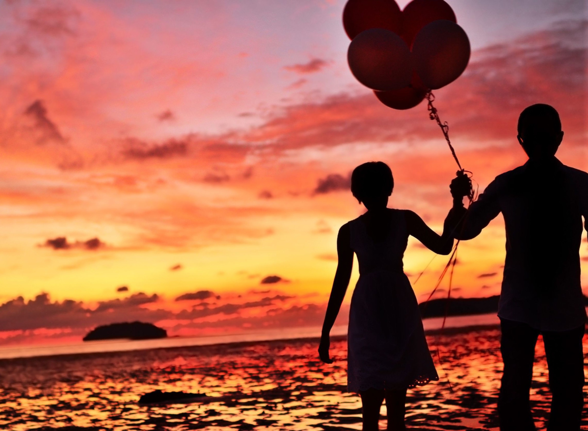 Обои Couple With Balloons Silhouette At Sunset 1920x1408