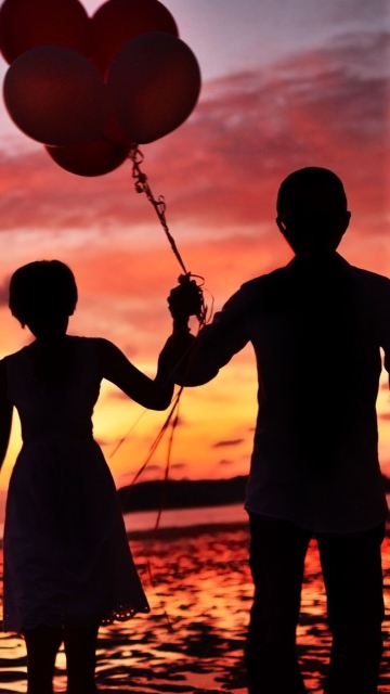 Fondo de pantalla Couple With Balloons Silhouette At Sunset 360x640