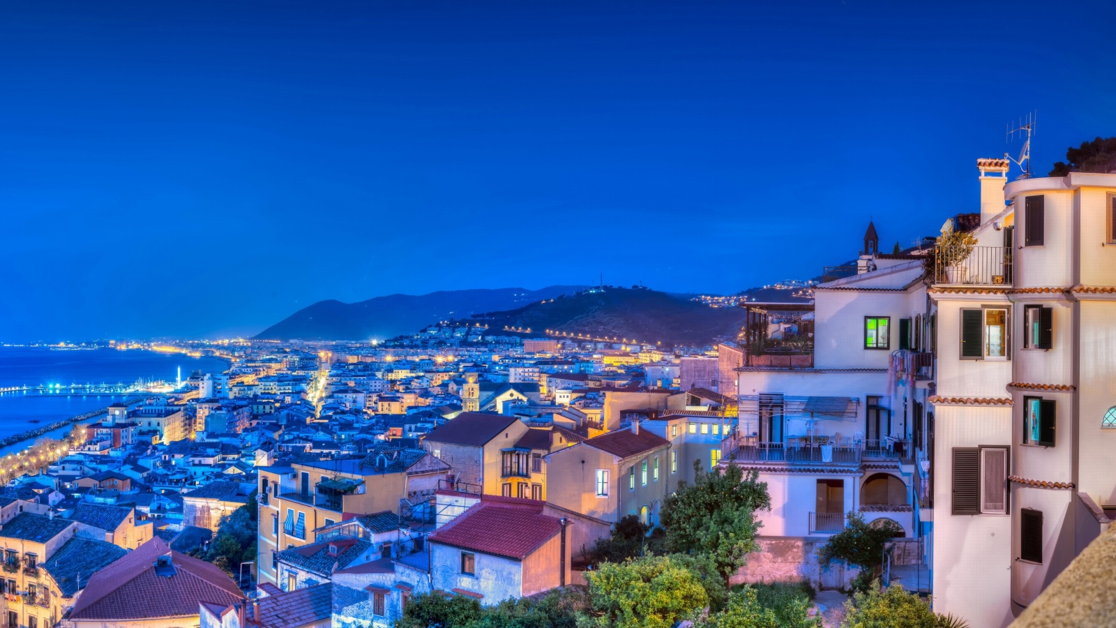 Amalfi Coast and Gulf of Salerno in Campania screenshot #1 1600x900