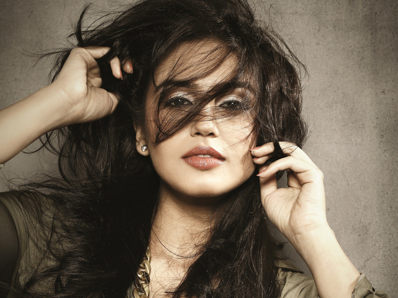 Fondo de pantalla Huma Qureshi 1600x1200