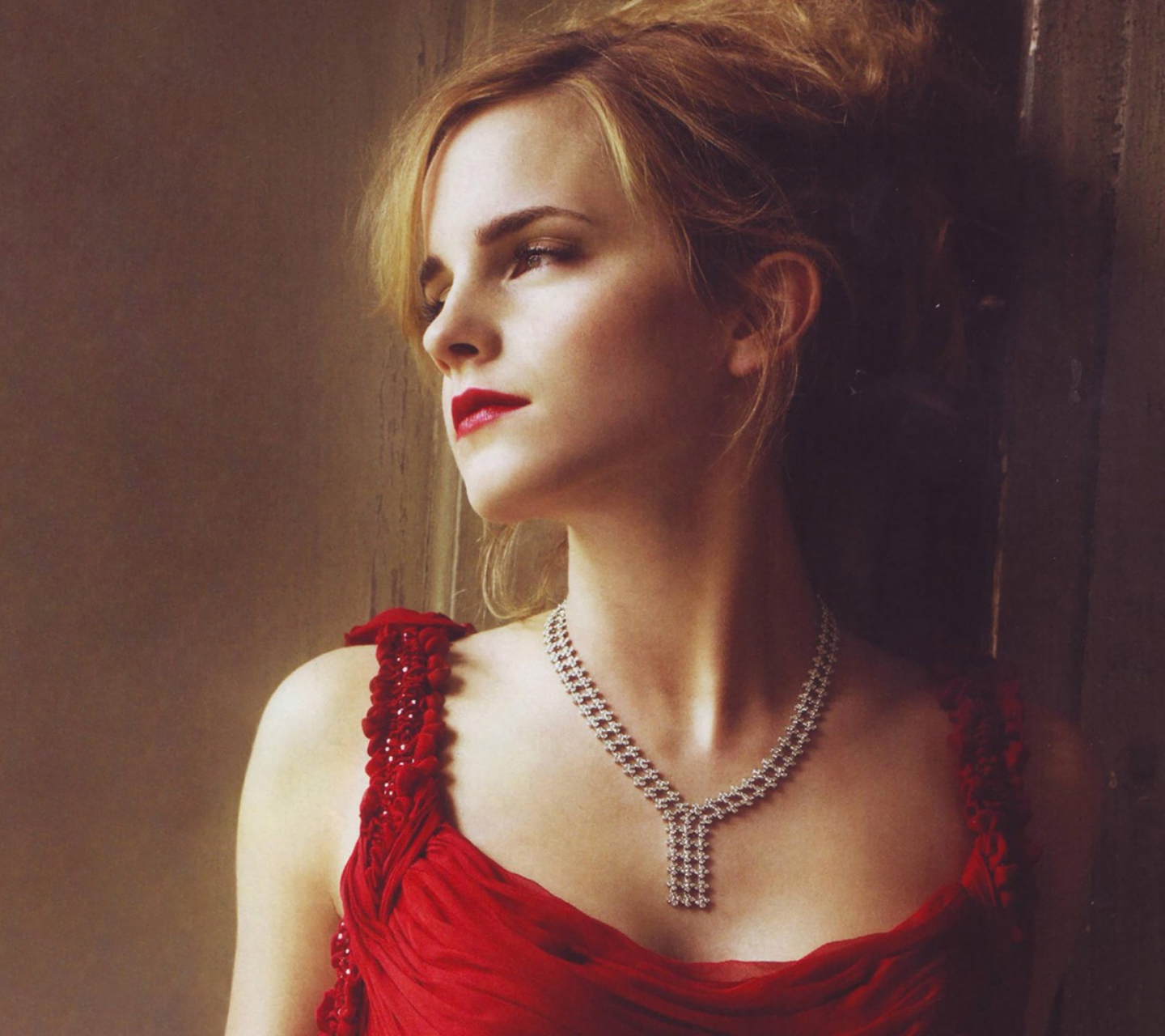Обои Emma Watson In Red Dress 1440x1280