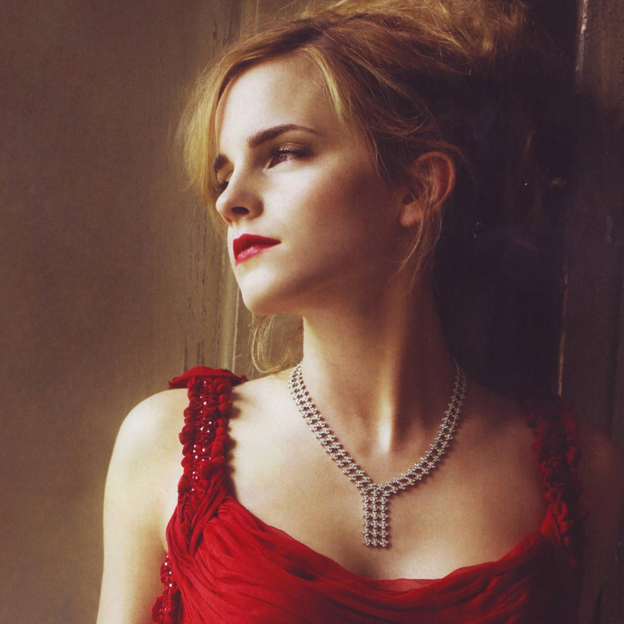 Sfondi Emma Watson In Red Dress 2048x2048