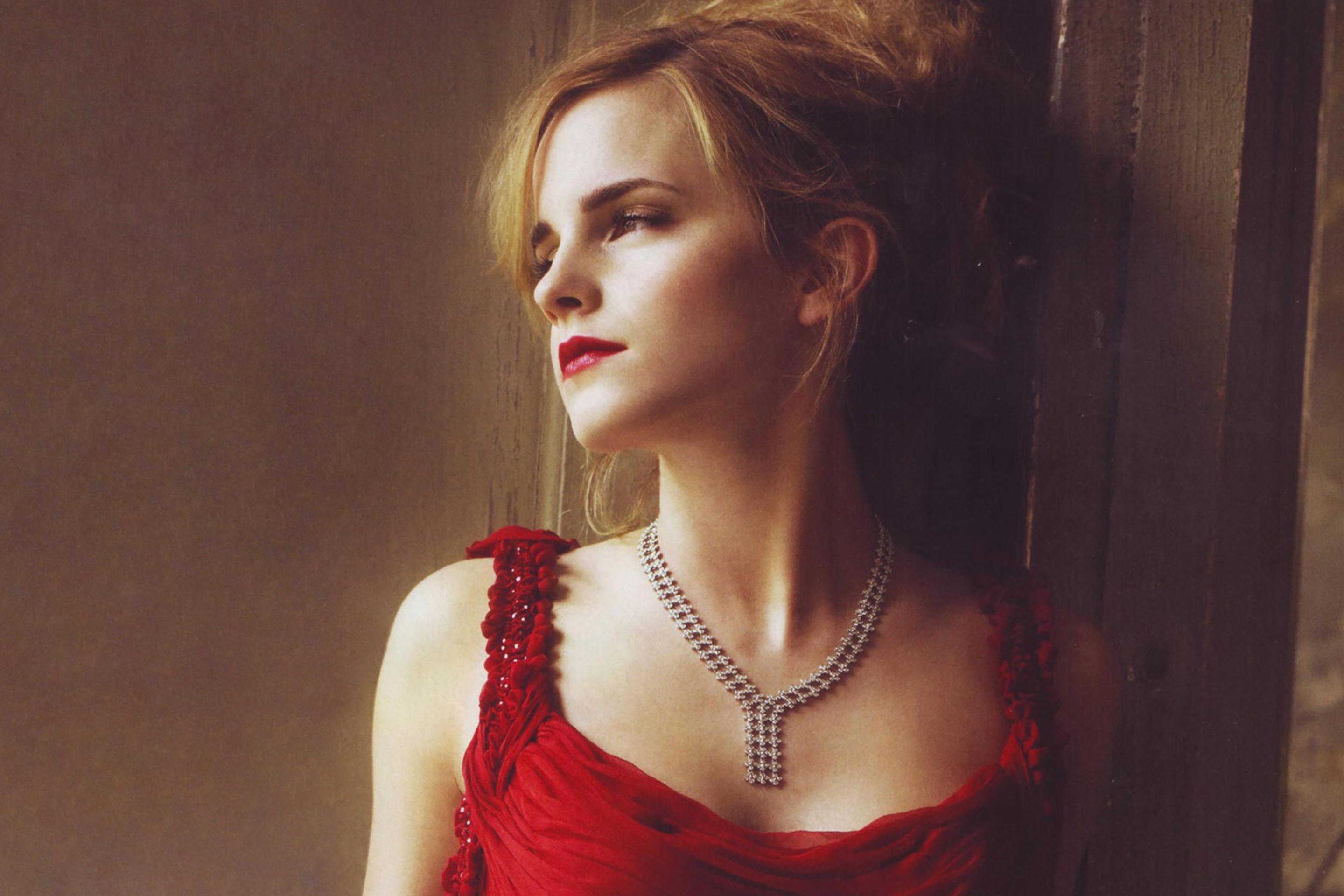 Sfondi Emma Watson In Red Dress 2880x1920