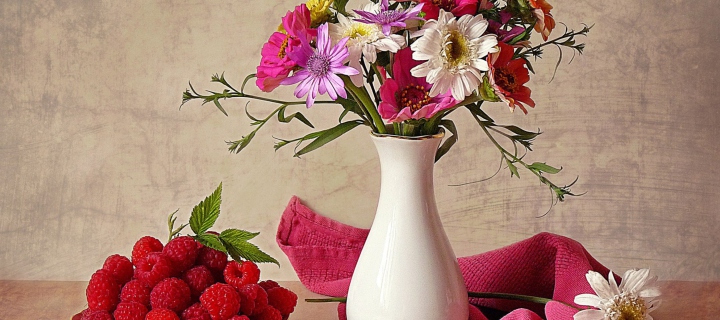 Flower Vase wallpaper 720x320