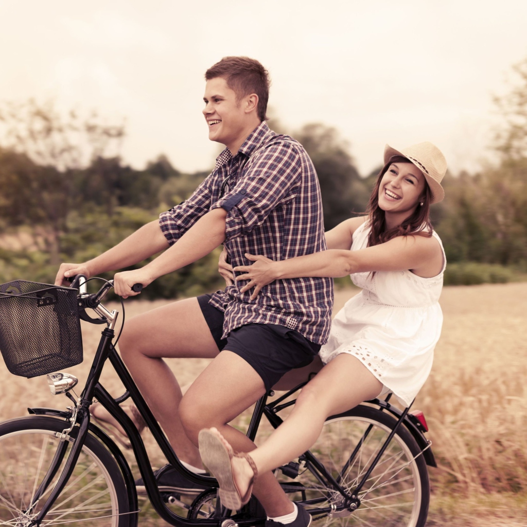 Fondo de pantalla Couple On Bicycle 1024x1024