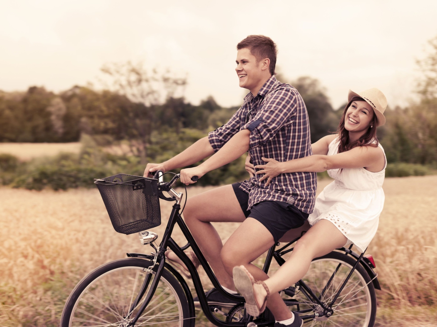 Fondo de pantalla Couple On Bicycle 1400x1050