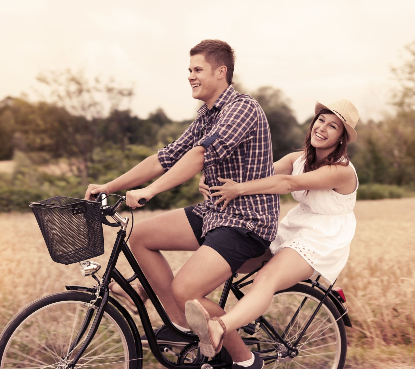 Das Couple On Bicycle Wallpaper 1440x1280
