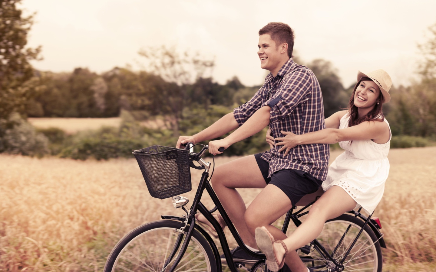Das Couple On Bicycle Wallpaper 1440x900