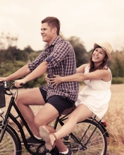 Обои Couple On Bicycle 176x220