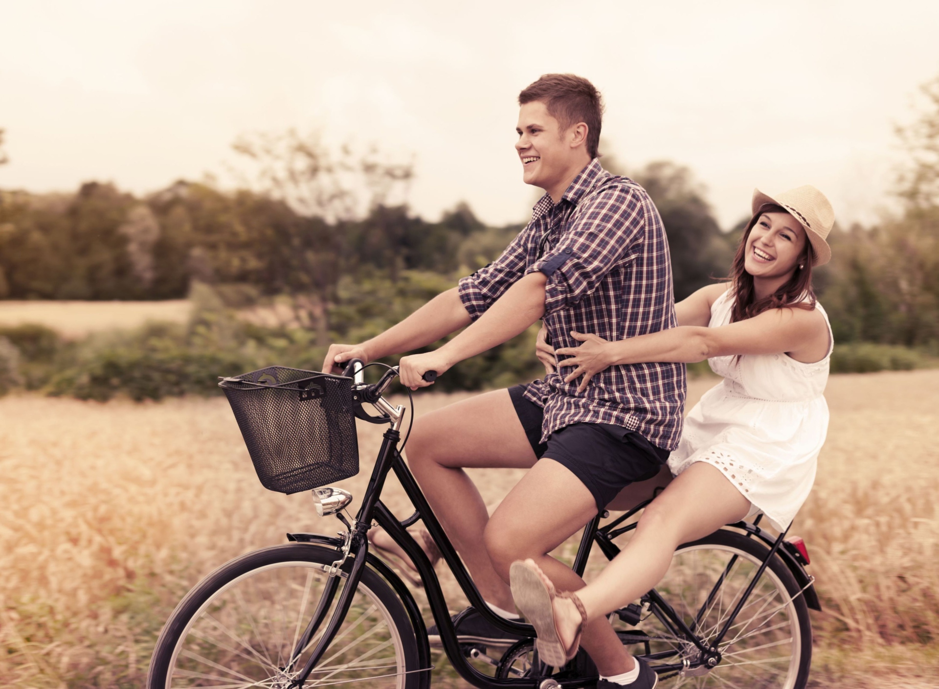 Das Couple On Bicycle Wallpaper 1920x1408