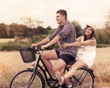 Das Couple On Bicycle Wallpaper 220x176