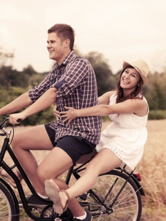 Das Couple On Bicycle Wallpaper 240x320