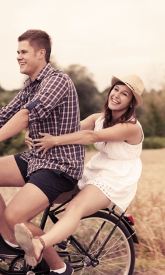 Das Couple On Bicycle Wallpaper 240x400