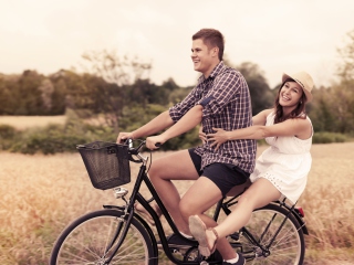 Das Couple On Bicycle Wallpaper 320x240