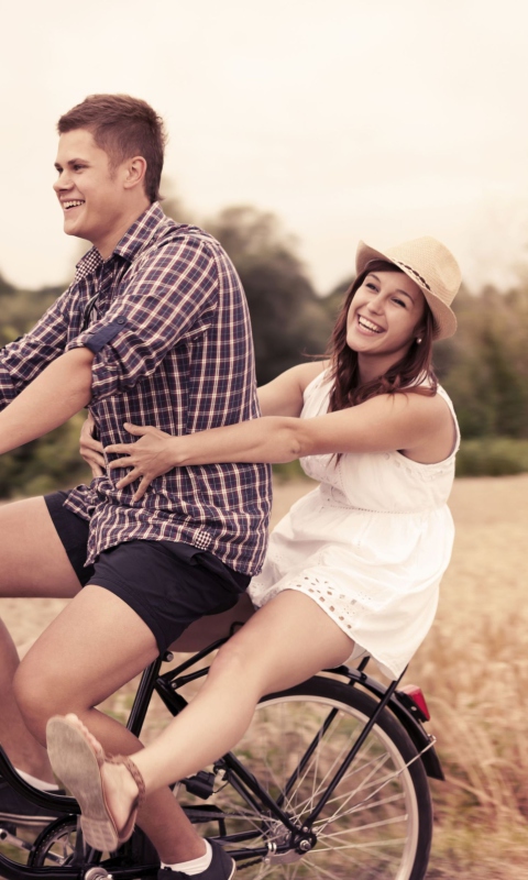 Das Couple On Bicycle Wallpaper 480x800