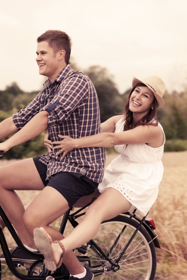 Das Couple On Bicycle Wallpaper 640x960
