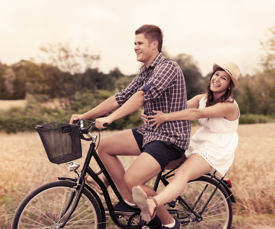 Das Couple On Bicycle Wallpaper 960x800