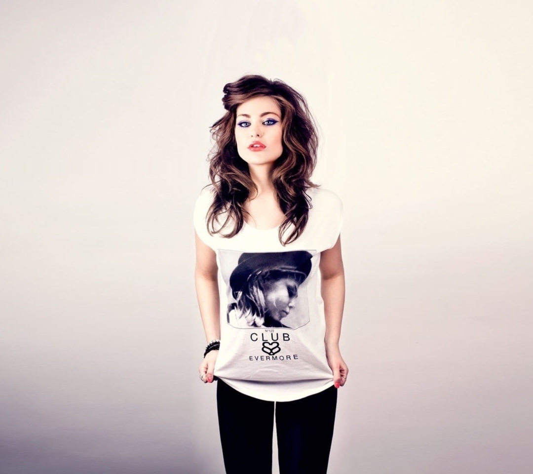 Обои Brunette Model In Funky T-Shirst 1080x960