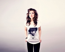 Обои Brunette Model In Funky T-Shirst 220x176
