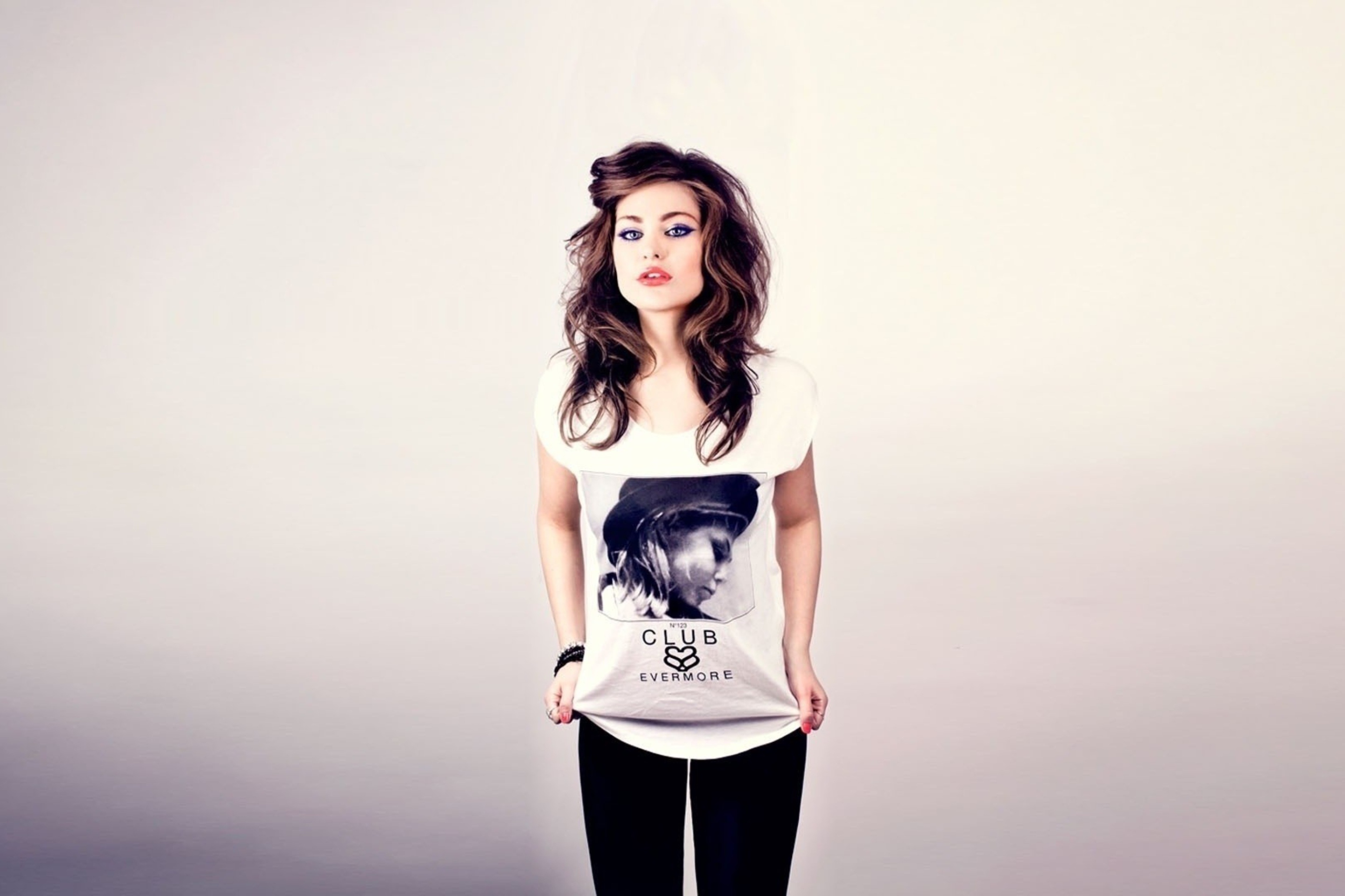 Обои Brunette Model In Funky T-Shirst 2880x1920