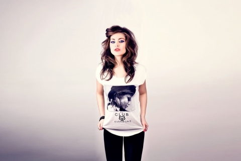 Das Brunette Model In Funky T-Shirst Wallpaper 480x320