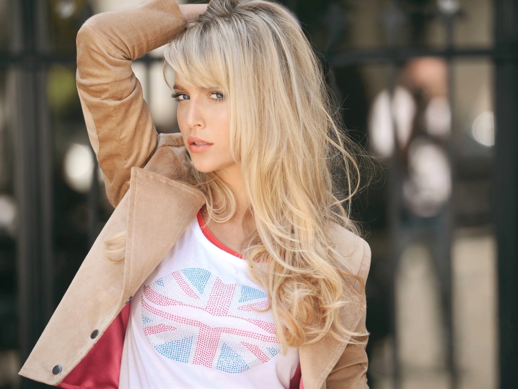 Обои Beautiful Blonde In British T-Shirt 1024x768
