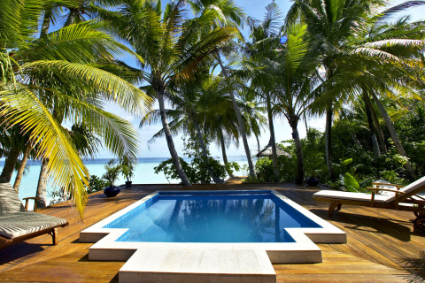 Обои Swimming Pool on Tahiti 480x320