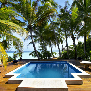 Kostenloses Swimming Pool on Tahiti Wallpaper für iPad 2