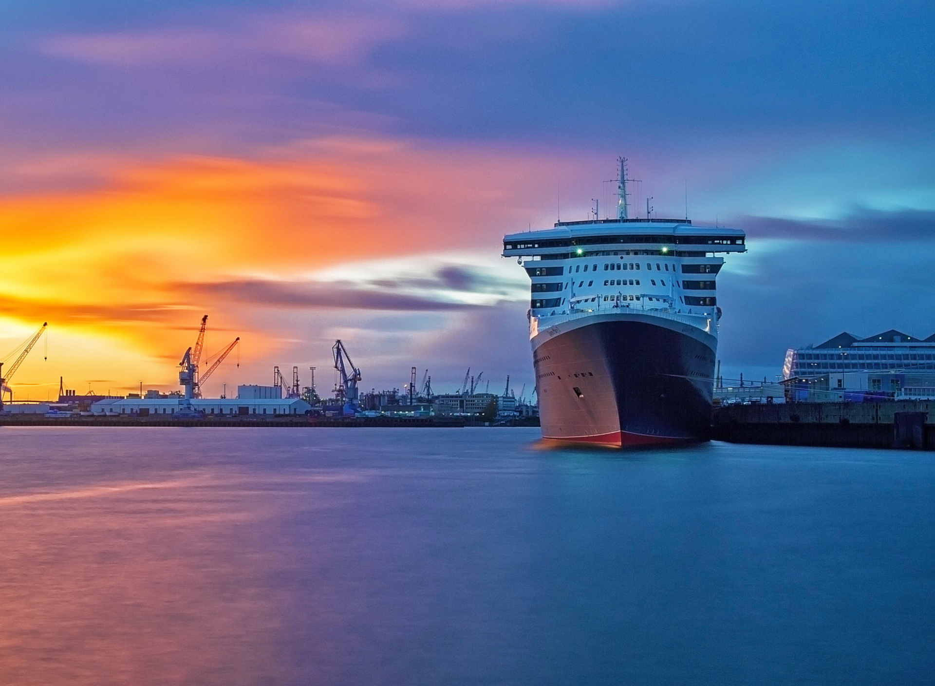 Fondo de pantalla Big Ship In Port 1920x1408