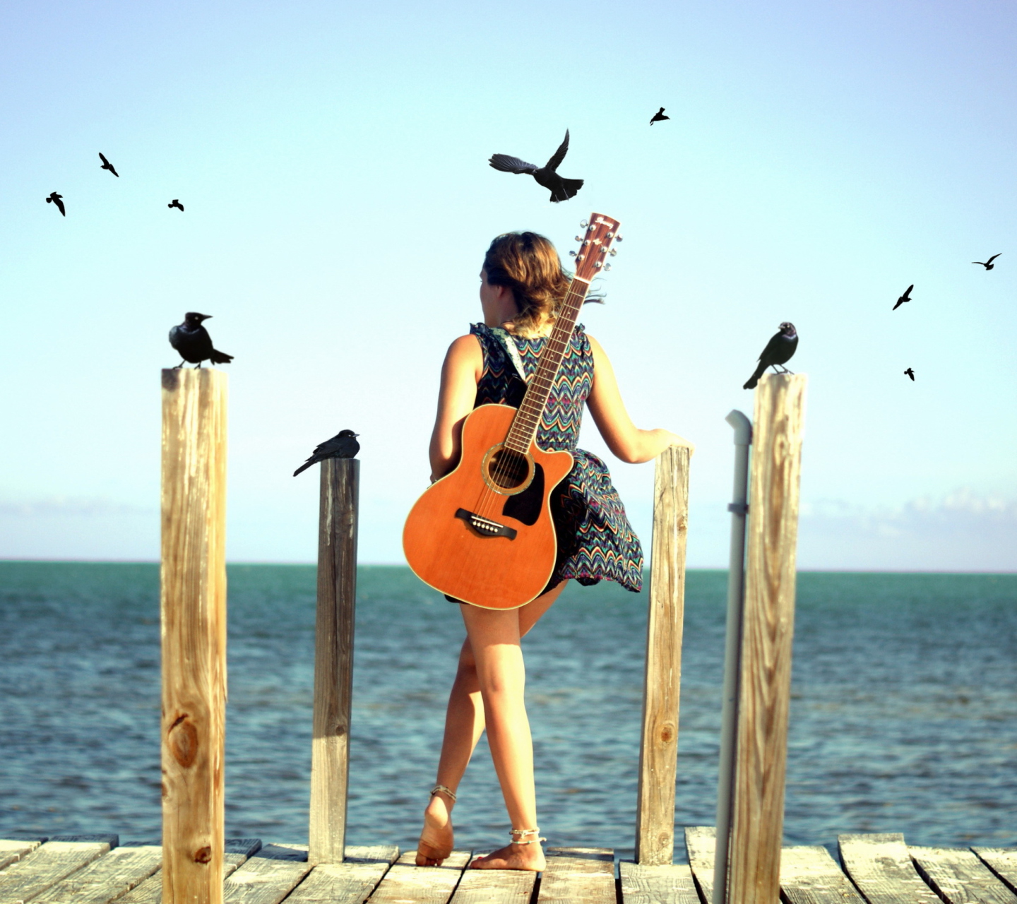 Fondo de pantalla Girl With Guitar On Sea 1440x1280