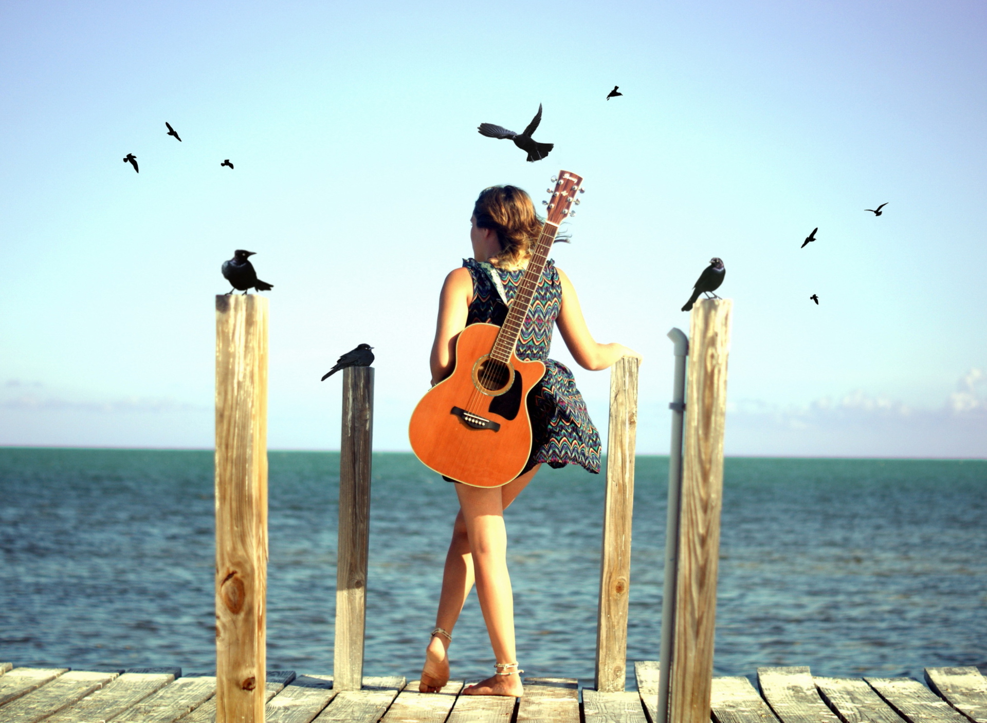 Fondo de pantalla Girl With Guitar On Sea 1920x1408