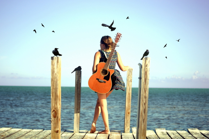 Fondo de pantalla Girl With Guitar On Sea