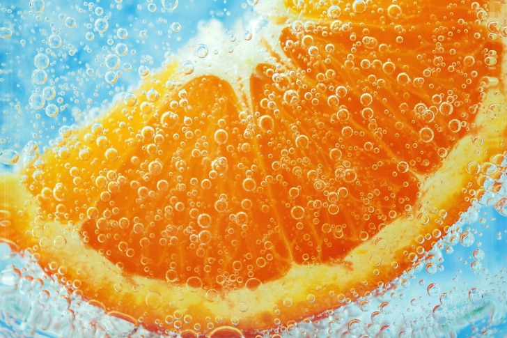 Обои Orange In Water