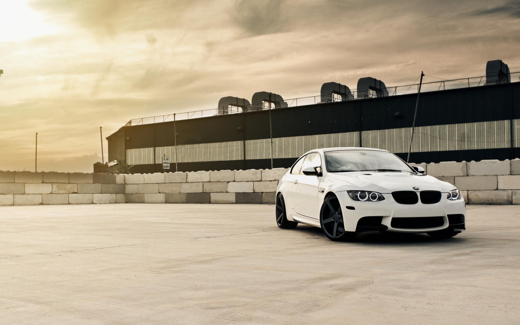 Screenshot №1 pro téma White Bmw Coupe 1680x1050