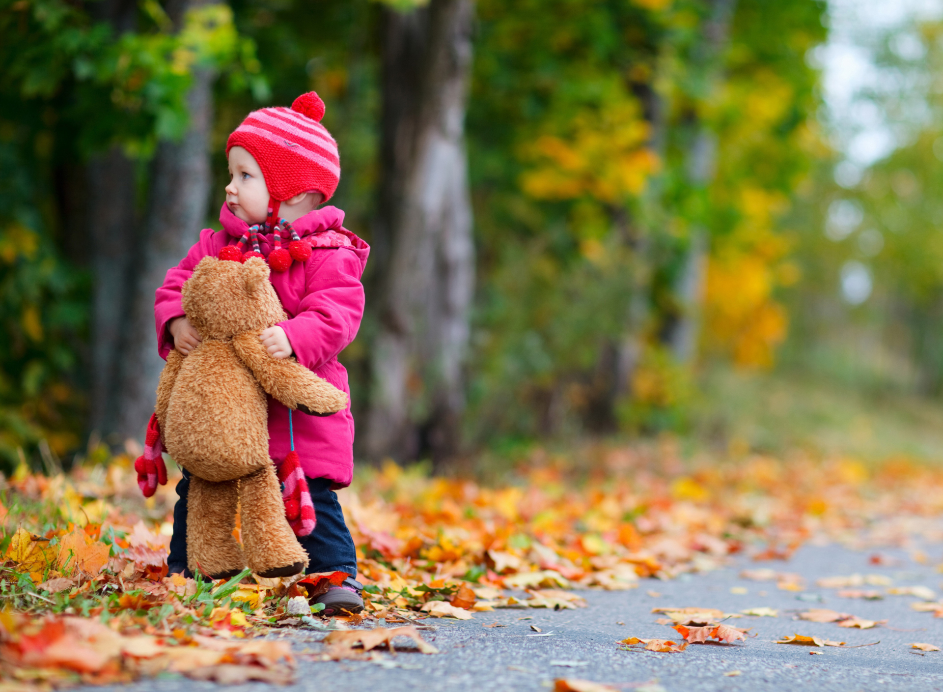 Little Child With Teddy Bear wallpaper 1920x1408