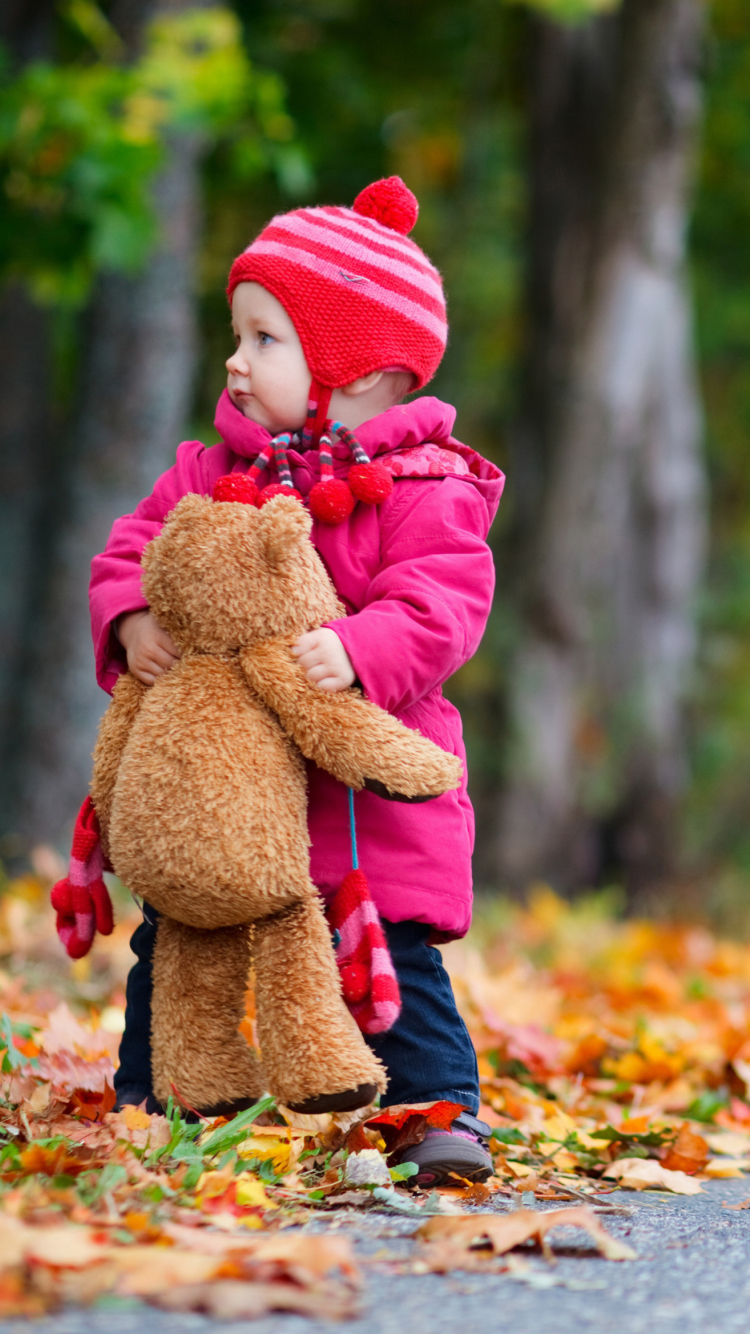 Little Child With Teddy Bear wallpaper 750x1334