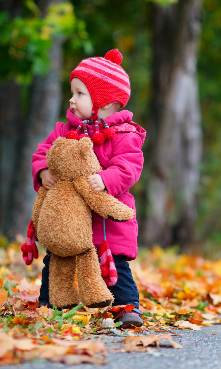 Little Child With Teddy Bear wallpaper 768x1280